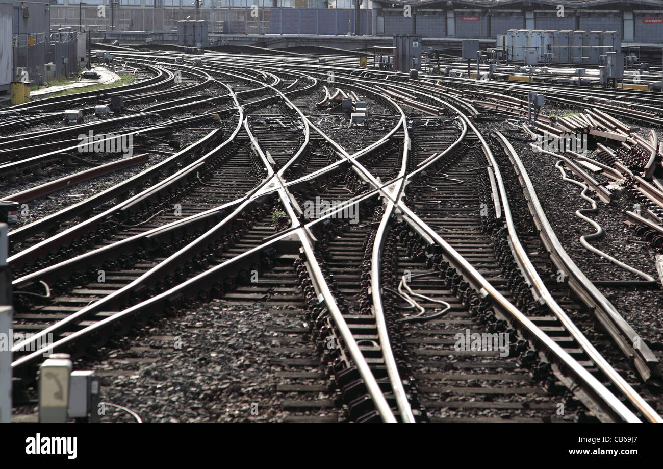 Un modèle complexe de voies de chemin de fer près de la gare de Waterloo, Londres, UK Banque D'Images