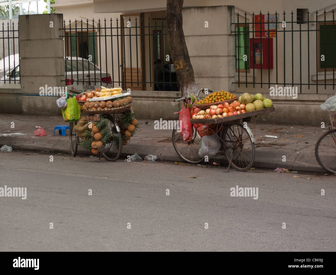 Pour la vente de fruits sur les vélos garés dans une rue de Hanoi, Vietnam Banque D'Images