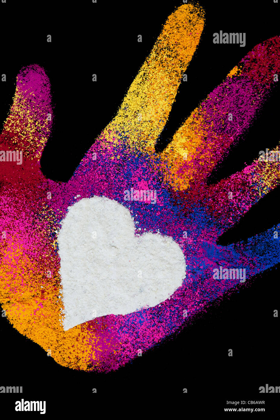 Childs hand print multicolore avec un cœur blanc fait avec de la poudre de couleur sur fond noir Banque D'Images