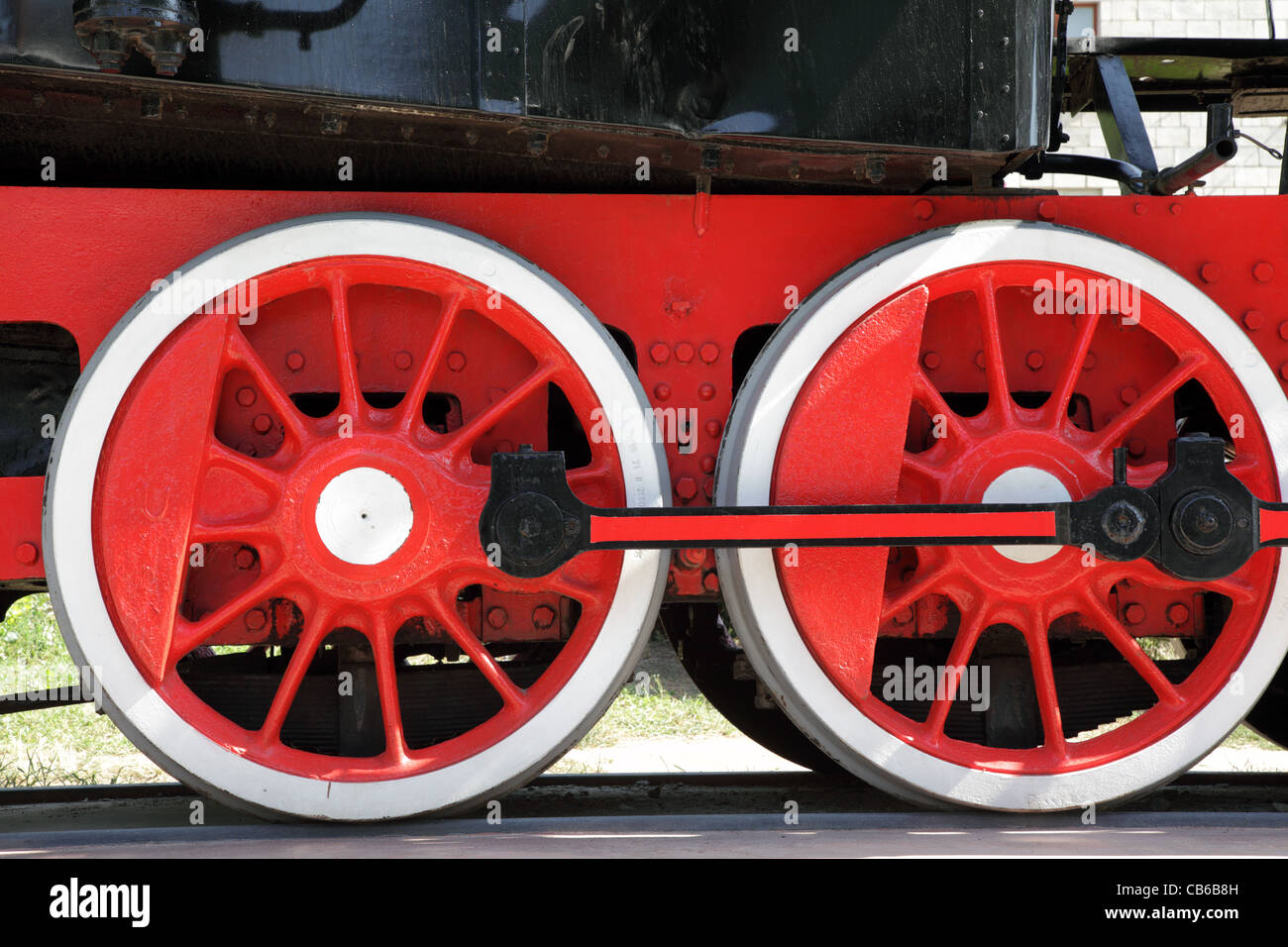 Le rouge et le blanc vieille locomotive à vapeur roues close-up. Banque D'Images