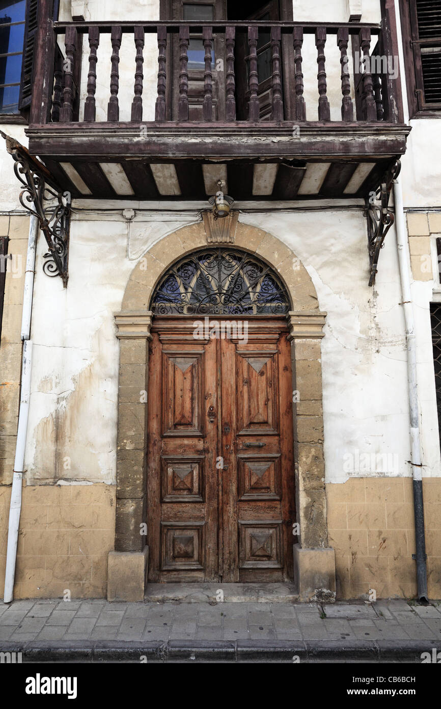 Bâtiment ancien, d''un balcon et porte de bois close-up. Nicosie (Lefkosia), Chypre. Banque D'Images