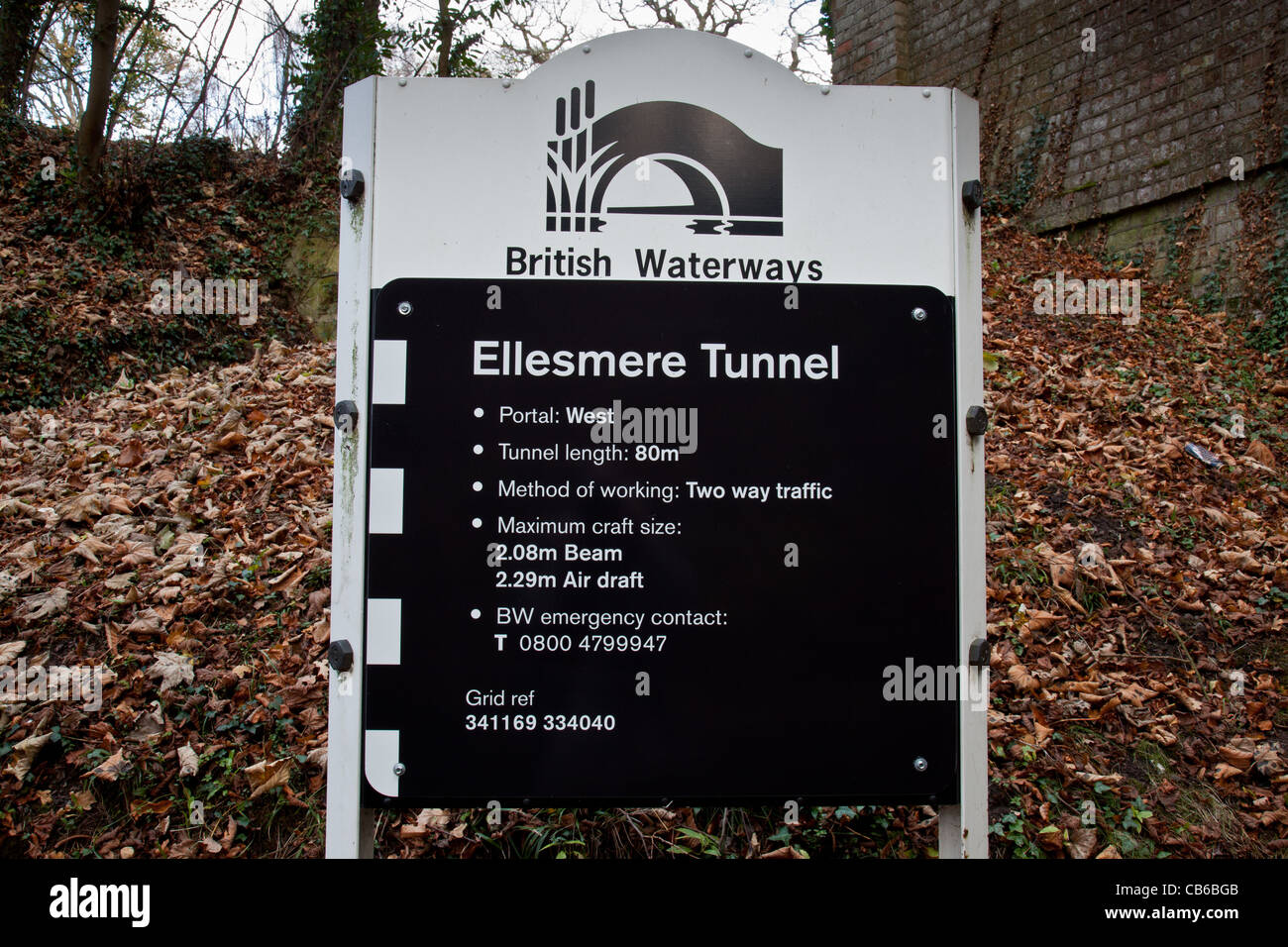 British Waterways panneau à l'entrée des 80 mètres de long sur le tunnel d'Ellesmere du canal de Shropshire Union Banque D'Images