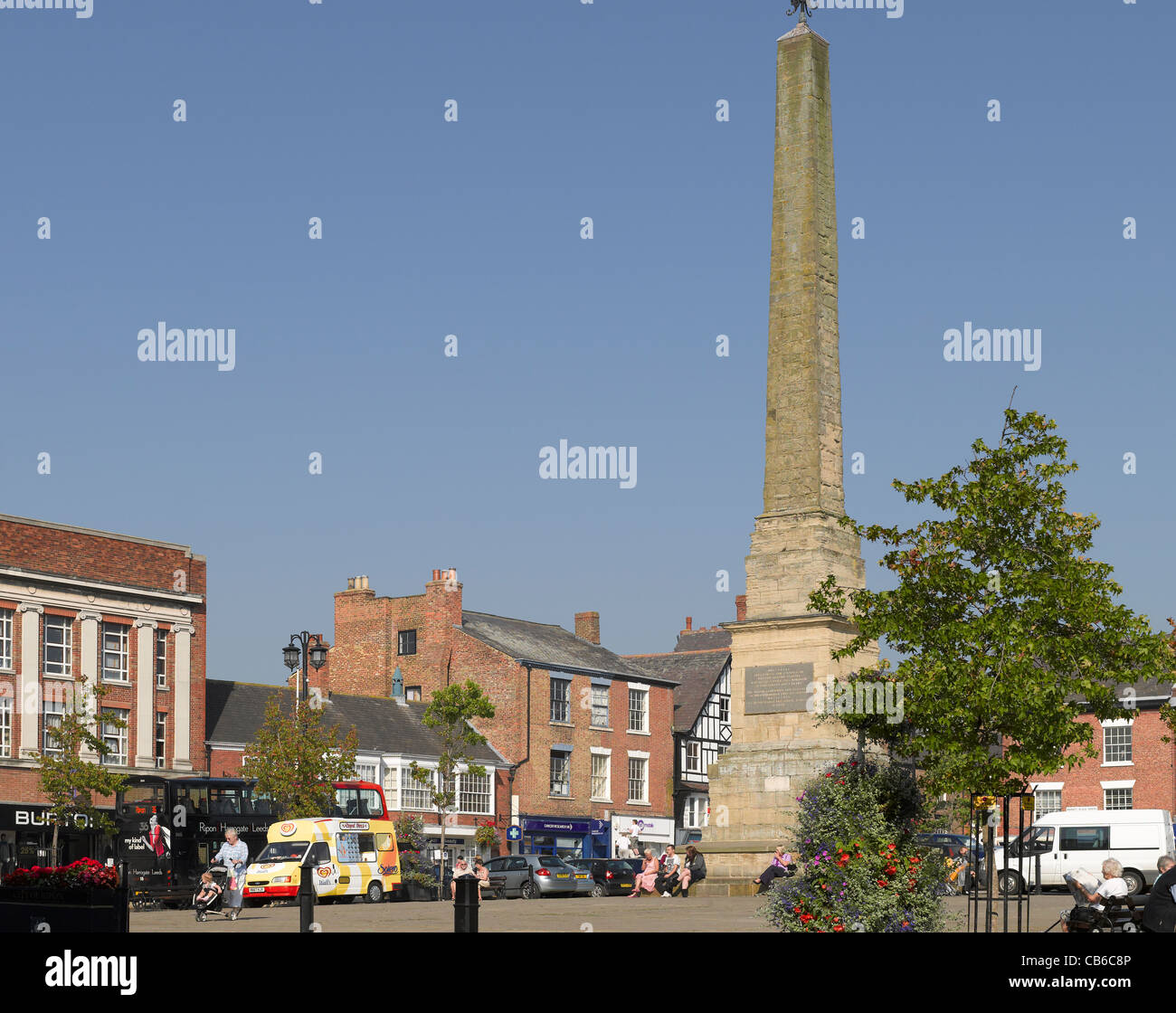 L'obélisque et la place du marché en été Ripon North Yorkshire Angleterre Royaume-Uni GB Grande-Bretagne Banque D'Images