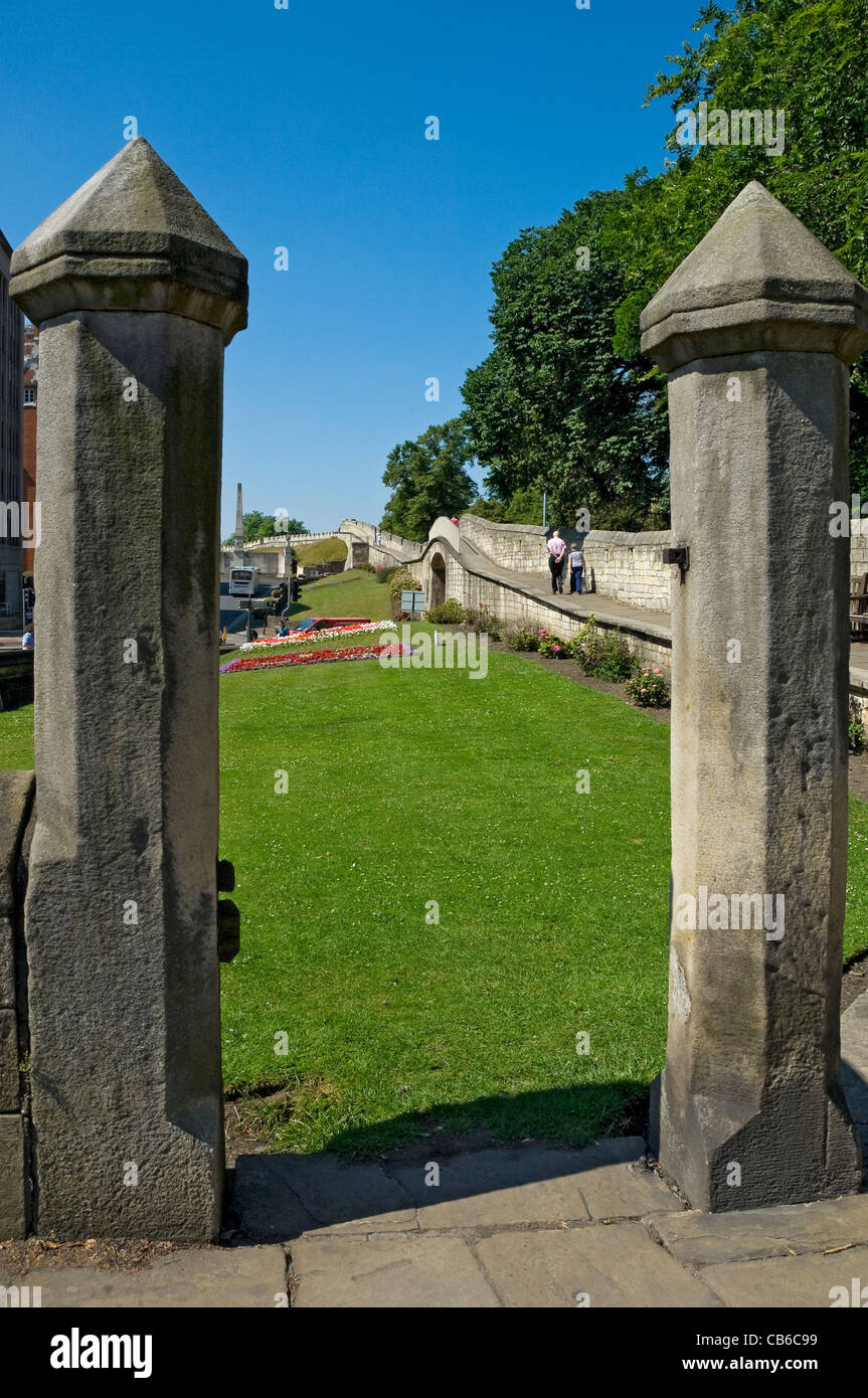 Les gens marchant le long des murs de la ville en été York North Yorkshire Angleterre Royaume-Uni GB Grande-Bretagne Banque D'Images