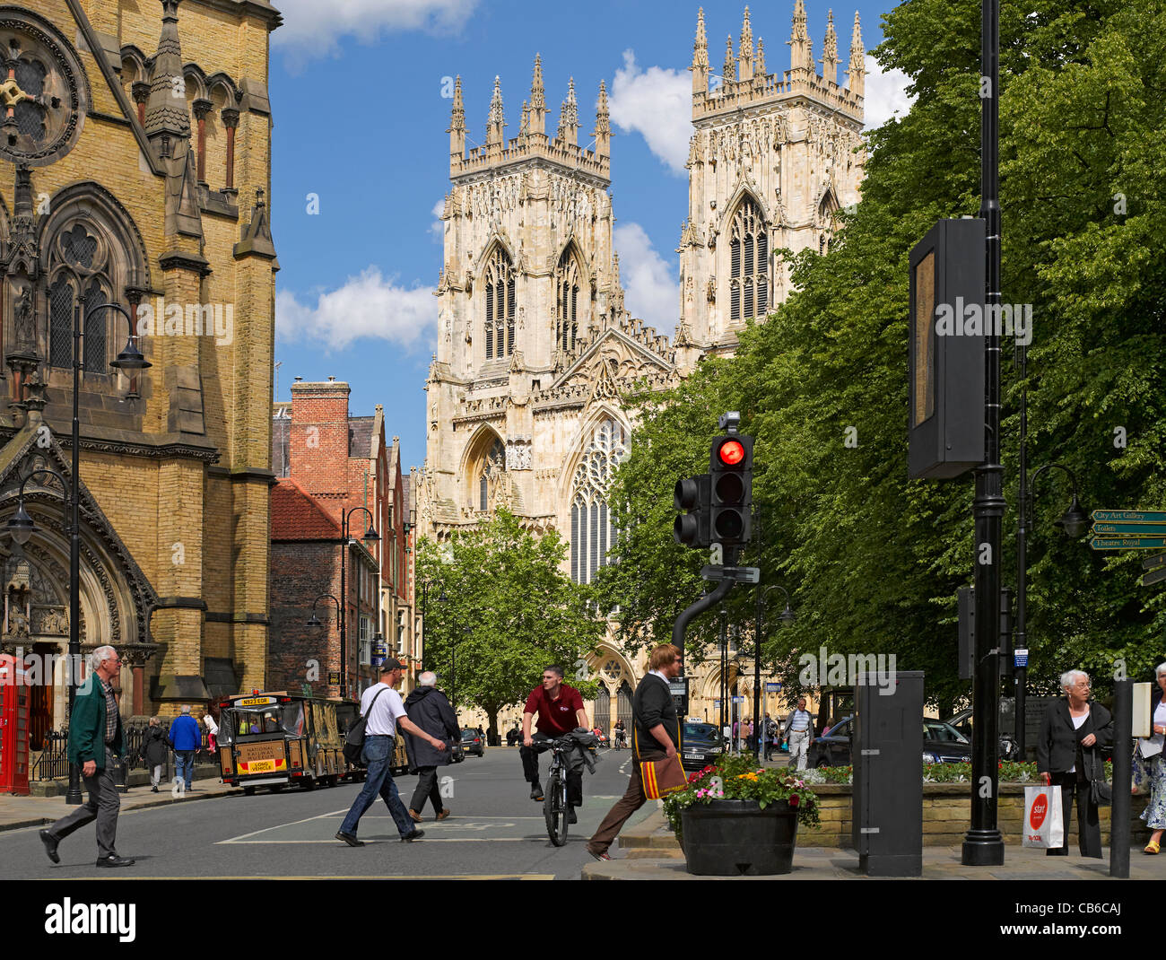 West Towers Front of York Minster and St Wilfrids Church En été Duncombe place York North Yorkshire Angleterre Royaume-Uni Royaume GB Grande-Bretagne Banque D'Images