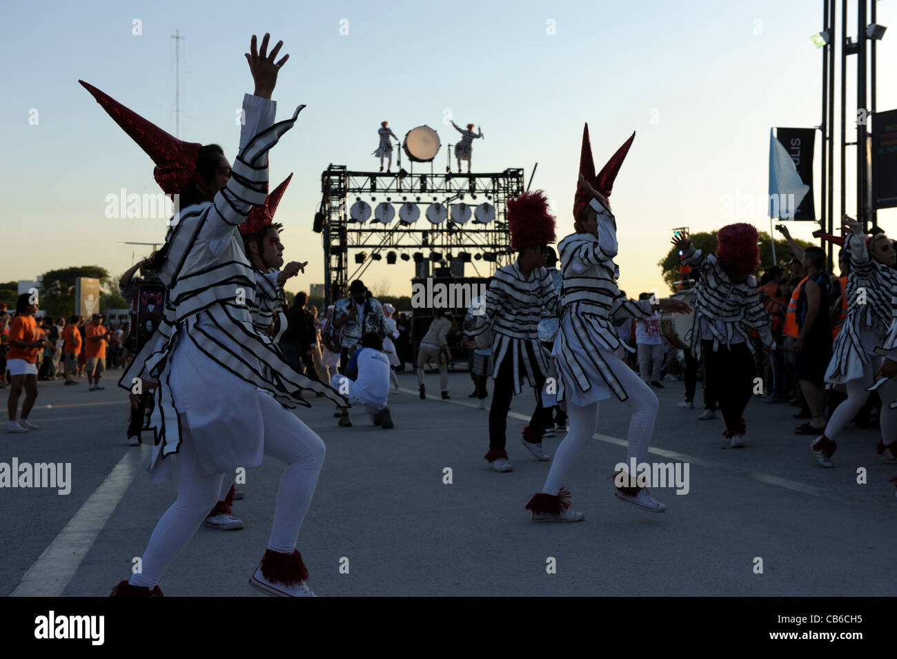 Fuerza Bruta 'Murga' show lors de la fermeture de la manifestation à Tecnopolis juste de la science et de la technologie. Banque D'Images