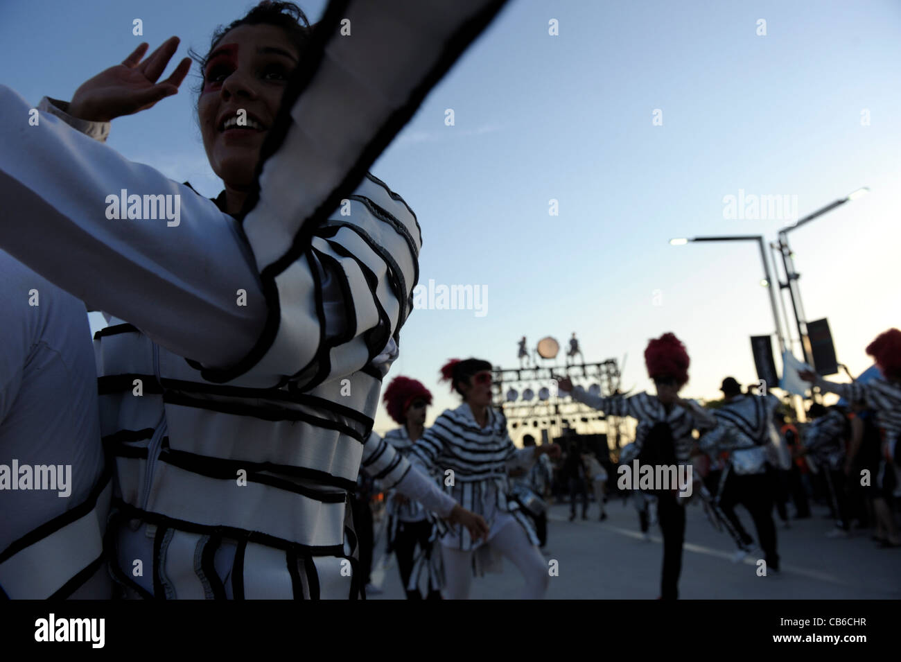 Fuerza Bruta 'Murga' show lors de la fermeture de la manifestation à Tecnopolis juste de la science et de la technologie. Banque D'Images