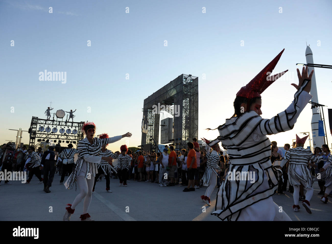 Fuerza Bruta 'Murga' show lors de la fermeture de la manifestation à Tecnopolis juste de la science et de la technologie. Banque D'Images