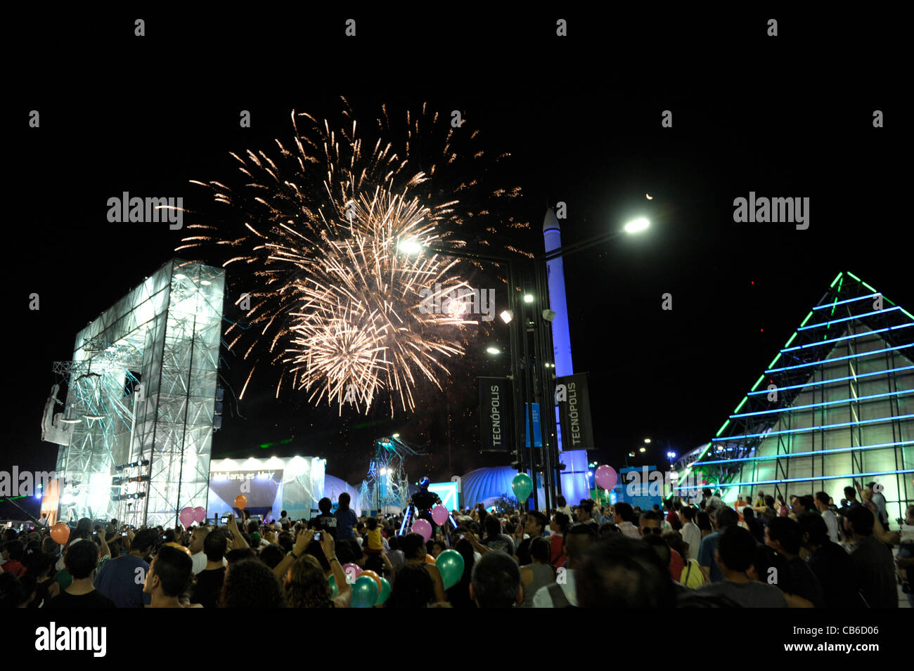 Spectacle de feux d'artifice lors de la fermeture de la manifestation à Tecnopolis juste de la science et de la technologie. Banque D'Images