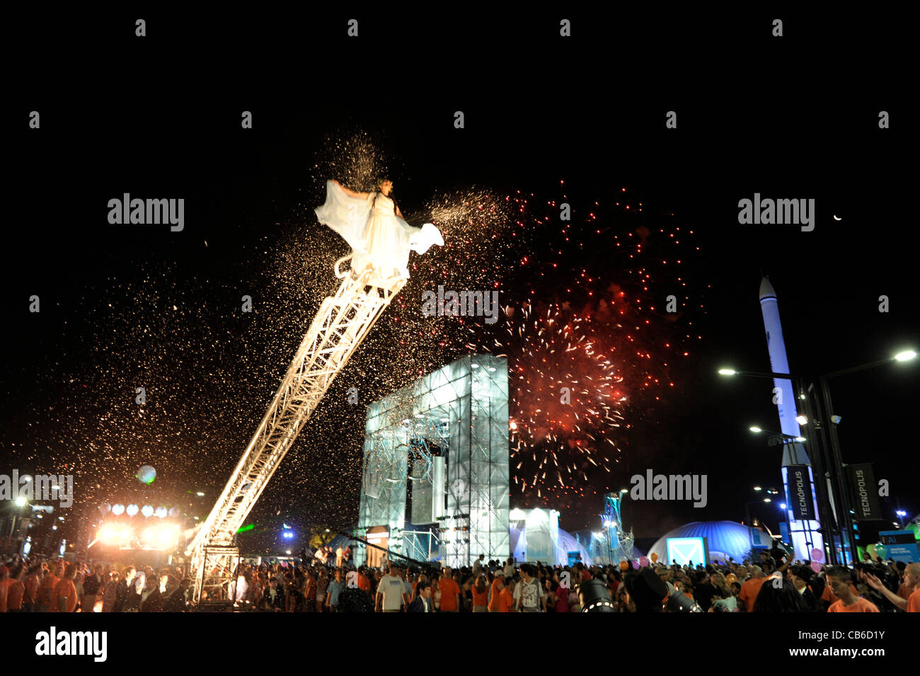 Fuerza Bruta 'La France' show lors de la fermeture de la manifestation à Tecnopolis juste de la science et de la technologie. Banque D'Images