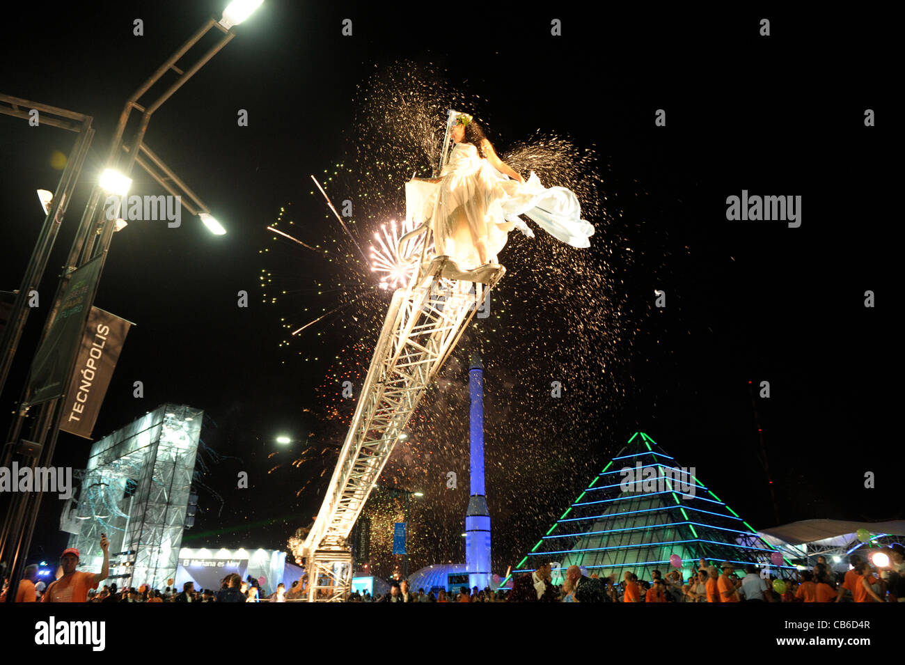 Fuerza Bruta 'La France' show lors de la fermeture de la manifestation à Tecnopolis juste de la science et de la technologie. Banque D'Images