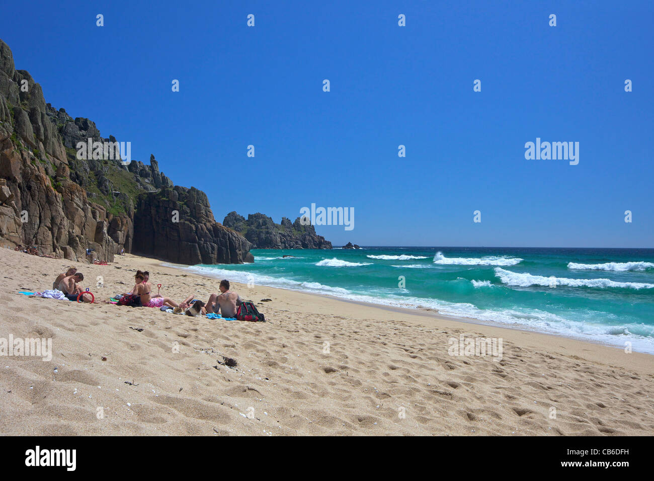 Surfez et mer turquoise à Pednvounder la plage en été, soleil, près de Falaise Treen Porthcurno, Lands End, la péninsule de Cornouailles Banque D'Images Surfez et mer turquoise à Pednvounder la plage en été, soleil, près de Falaise Treen Porthcurno, Lands End, la péninsule de Cornouailles Banque D'Images