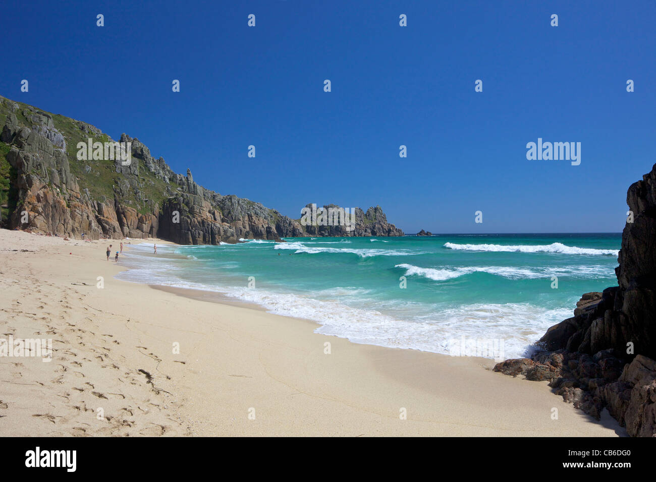Surfez et mer turquoise à Pednvounder la plage en été, soleil, près de Falaise Treen Porthcurno, Lands End, la péninsule de Cornouailles Banque D'Images Surfez et mer turquoise à Pednvounder la plage en été, soleil, près de Falaise Treen Porthcurno, Lands End, la péninsule de Cornouailles Banque D'Images