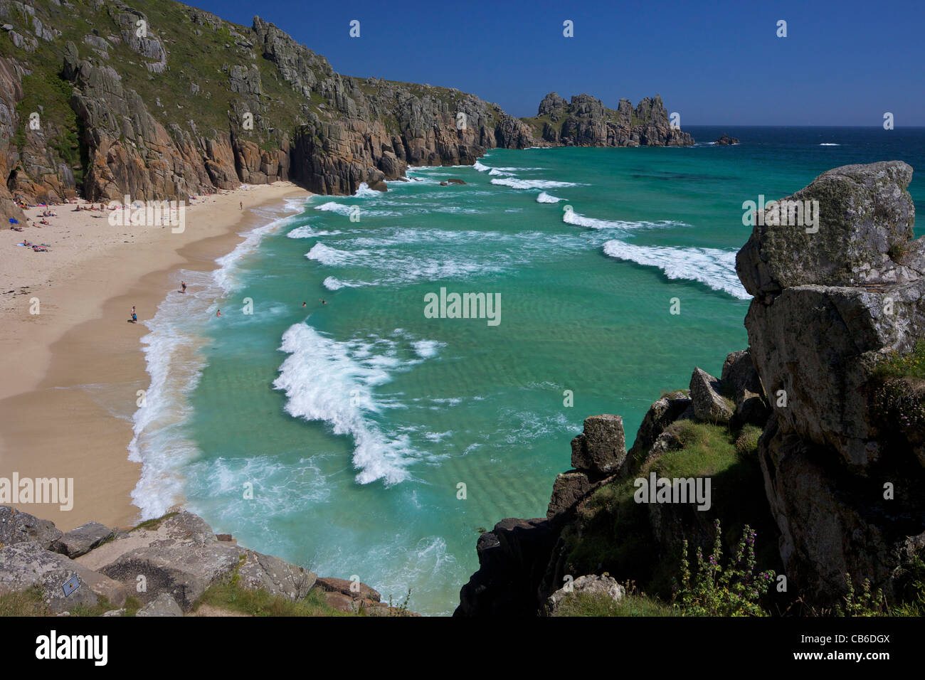 Surfez et mer turquoise à Pednvounder la plage en été, soleil, près de Falaise Treen Porthcurno, Lands End, la péninsule de Cornouailles Banque D'Images Surfez et mer turquoise à Pednvounder la plage en été, soleil, près de Falaise Treen Porthcurno, Lands End, la péninsule de Cornouailles Banque D'Images