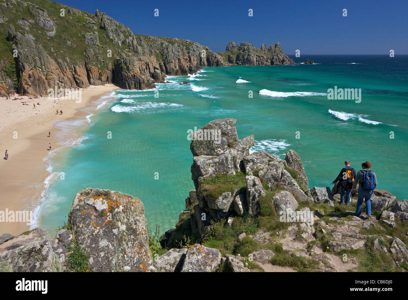 Surfez et mer turquoise à Pednvounder la plage en été, soleil, près de Falaise Treen Porthcurno, Lands End, la péninsule de Cornouailles Banque D'Images Surfez et mer turquoise à Pednvounder la plage en été, soleil, près de Falaise Treen Porthcurno, Lands End, la péninsule de Cornouailles Banque D'Images