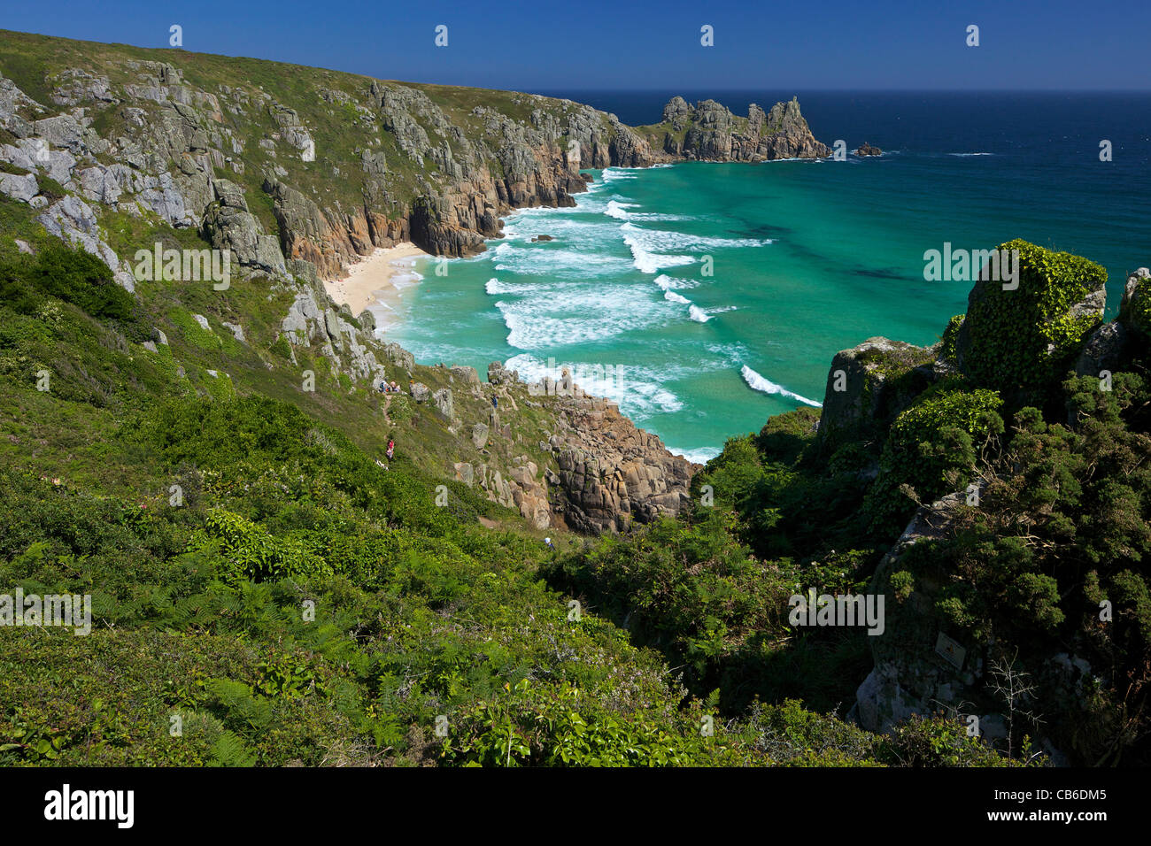 Surfez et mer turquoise à Pednvounder la plage en été, soleil, près de Falaise Treen Porthcurno, Lands End, la péninsule de Cornouailles Banque D'Images Surfez et mer turquoise à Pednvounder la plage en été, soleil, près de Falaise Treen Porthcurno, Lands End, la péninsule de Cornouailles Banque D'Images