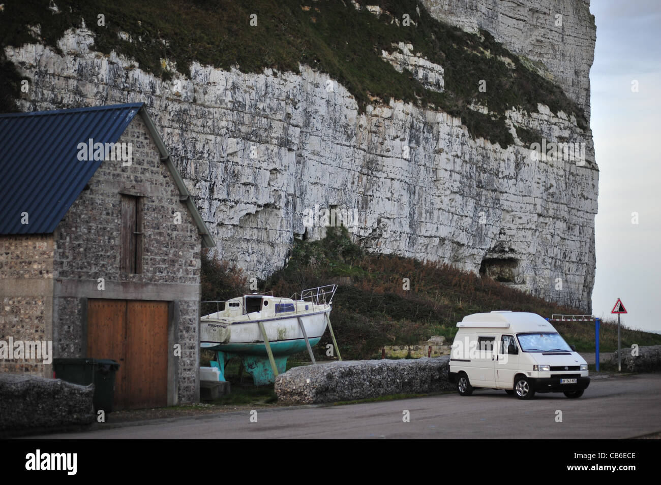 Normandie, Saint Valery en Caux ville, camping-sur mer, les chutes de pierres de signalisation, à l'aube Banque D'Images