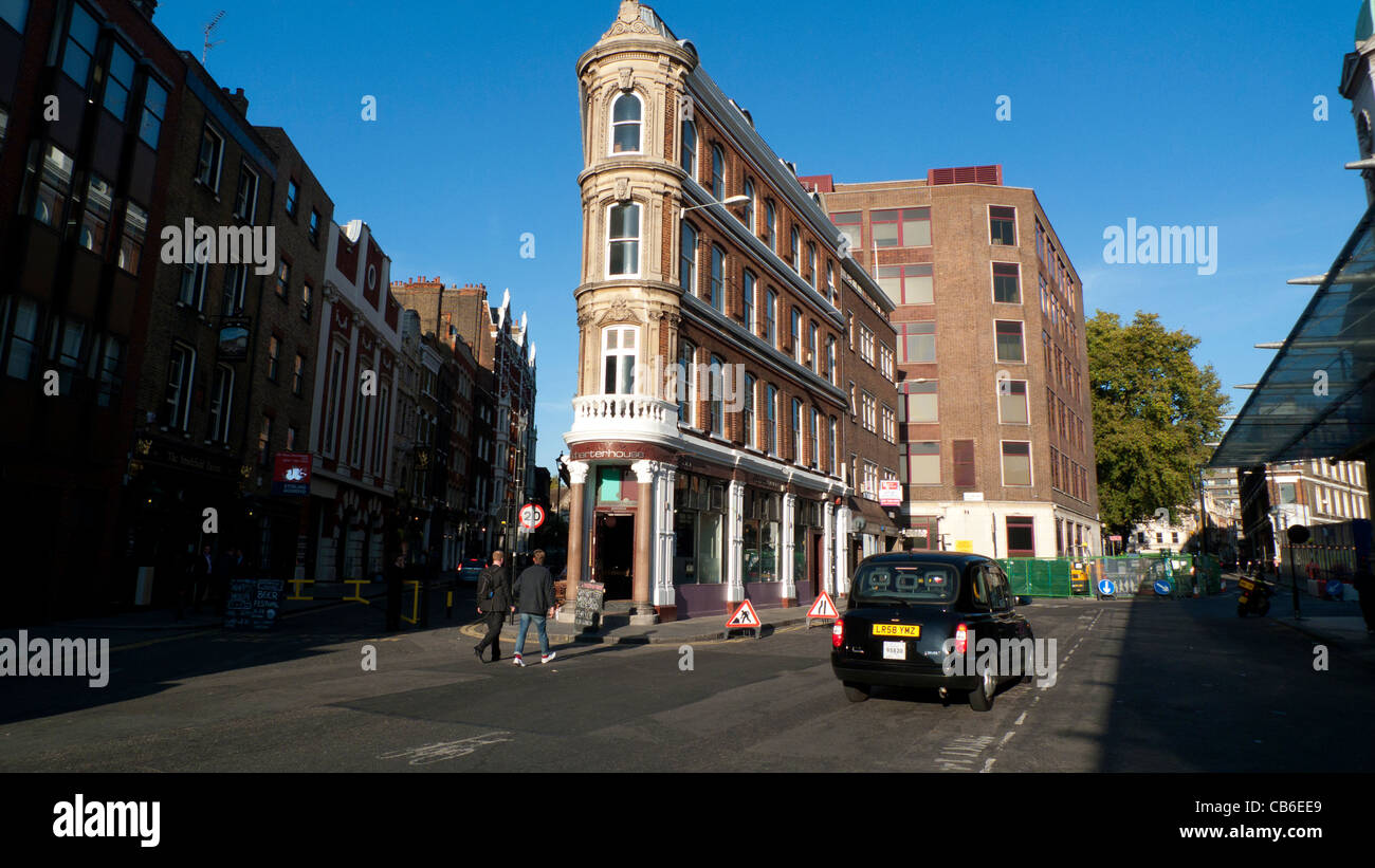 Un taxi noir vue arrière conduisant le long de Charterhouse Street devant Smithfield Market à Londres Angleterre Royaume-Uni Grande-Bretagne KATHY DEWITT Banque D'Images