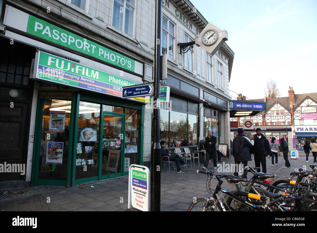 Willesden Green défilé des boutiques par la Station de Métro Banque D'Images