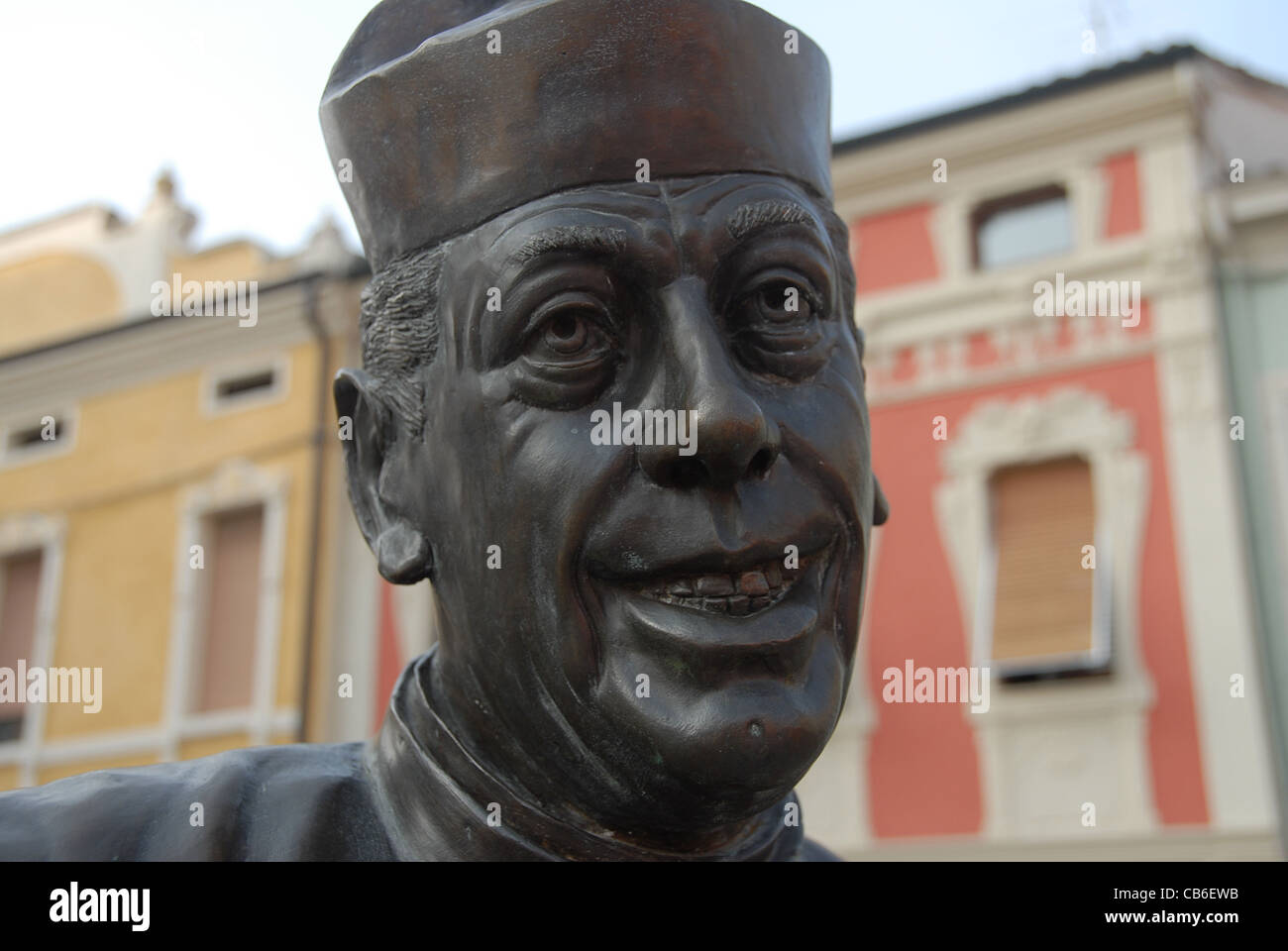 Statue de bronze le prêtre Don Camillo, personnage principal de Guareschi's petit monde nouvelles situé dans une vallée du Po, Brescello village Banque D'Images