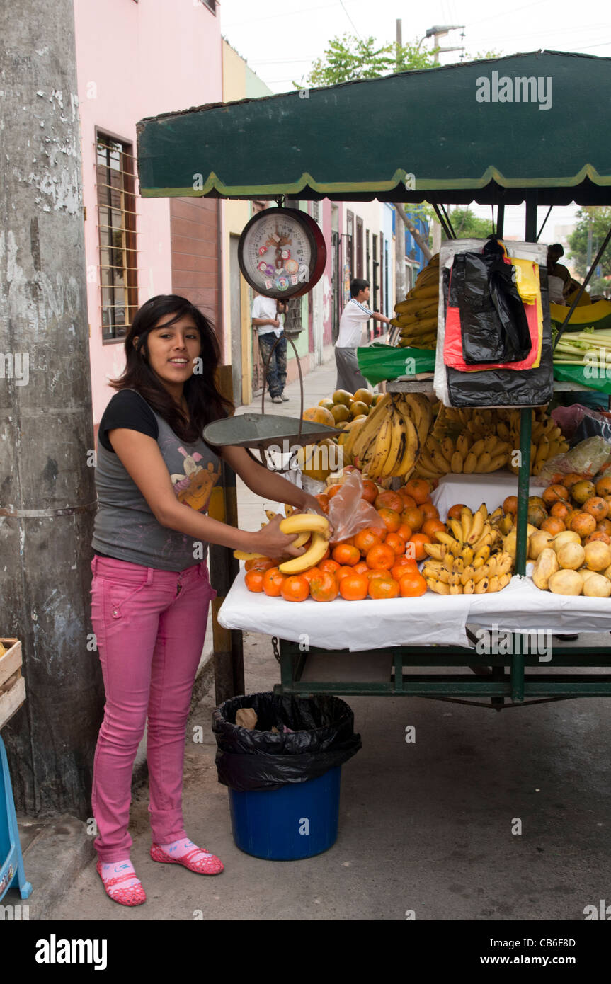 Une dame vendeur de fruits sur coin dans Barranco Banque D'Images