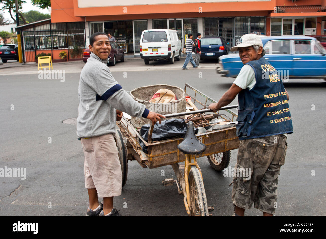 Collectionneurs et marchands de ferraille dans Barranco Lima Banque D'Images