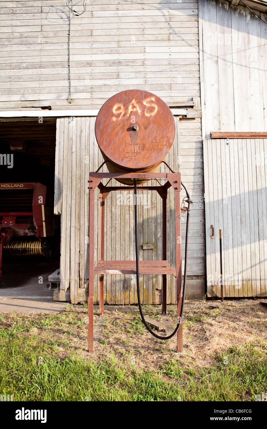 Ancienne pompe à essence en face de grange. L'Iowa. Midwest. Le gaz. L'essence. L'inflation. Banque D'Images