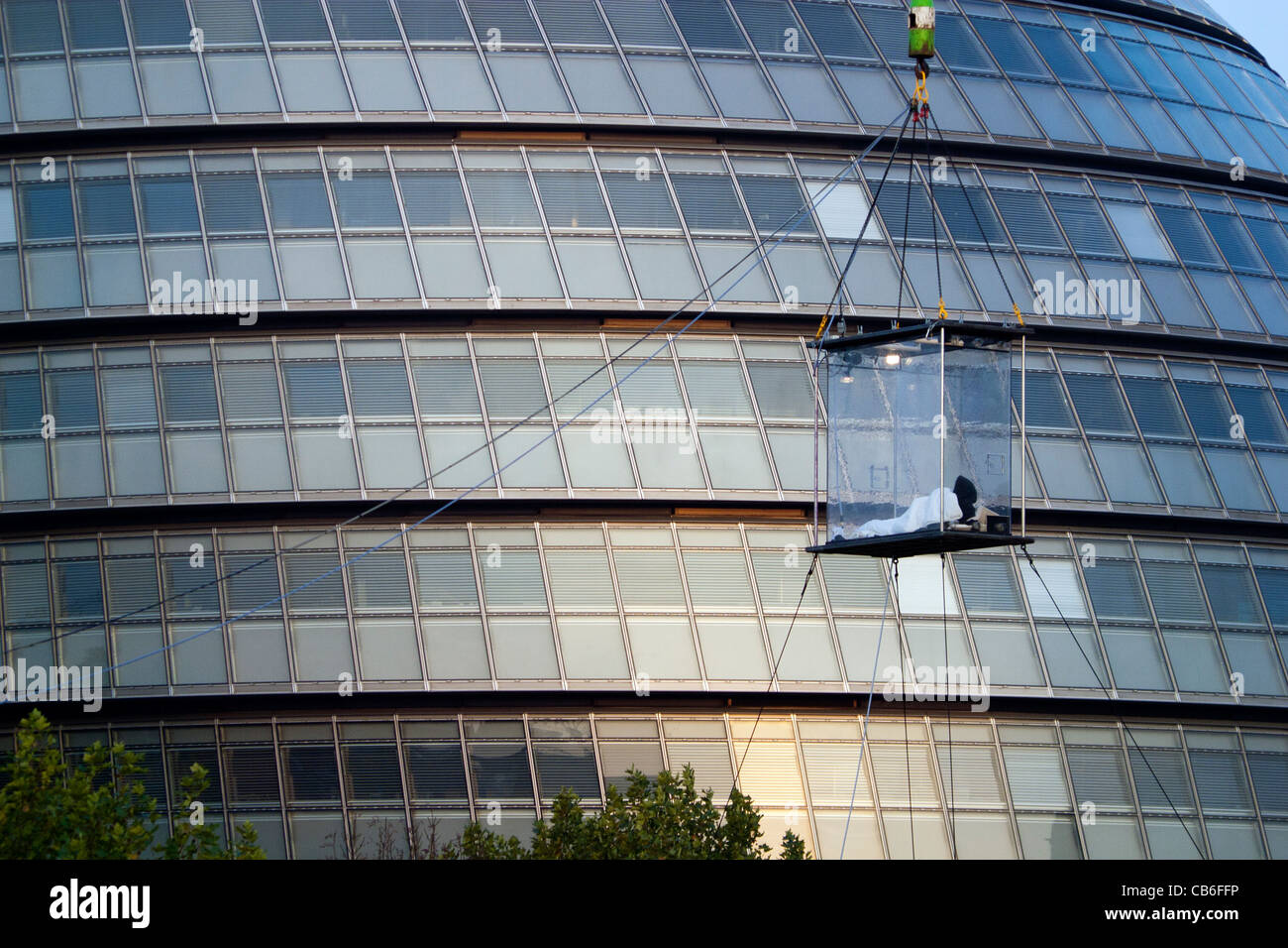 David Blaine se réveiller en suspension dans sa boîte en plexiglas devant l'Hôtel de Ville London UK Banque D'Images