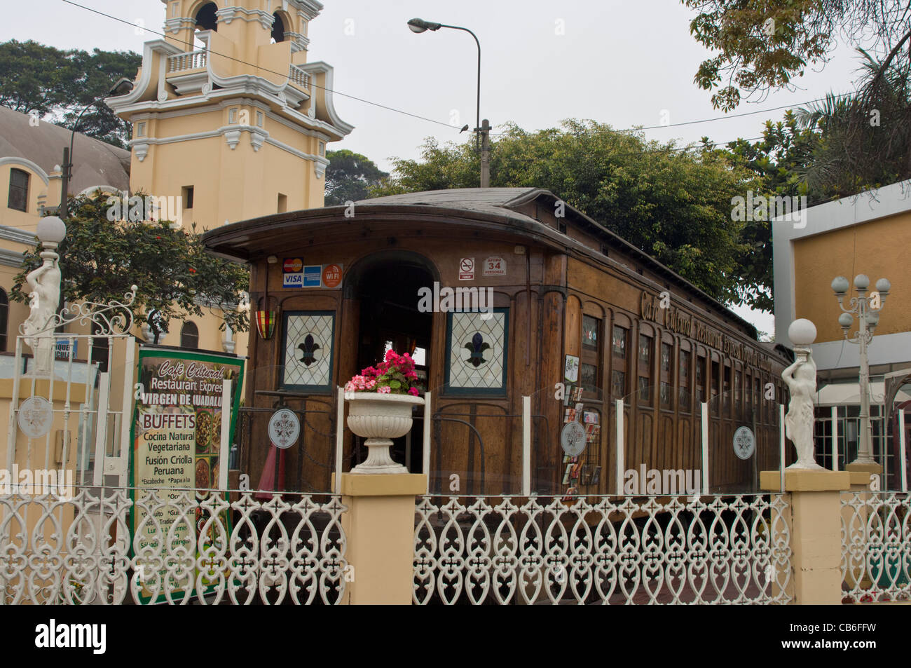 Un ancien wagon de chemin de fer utilisé comme un restaurant à Barranco Lima Pérou Banque D'Images