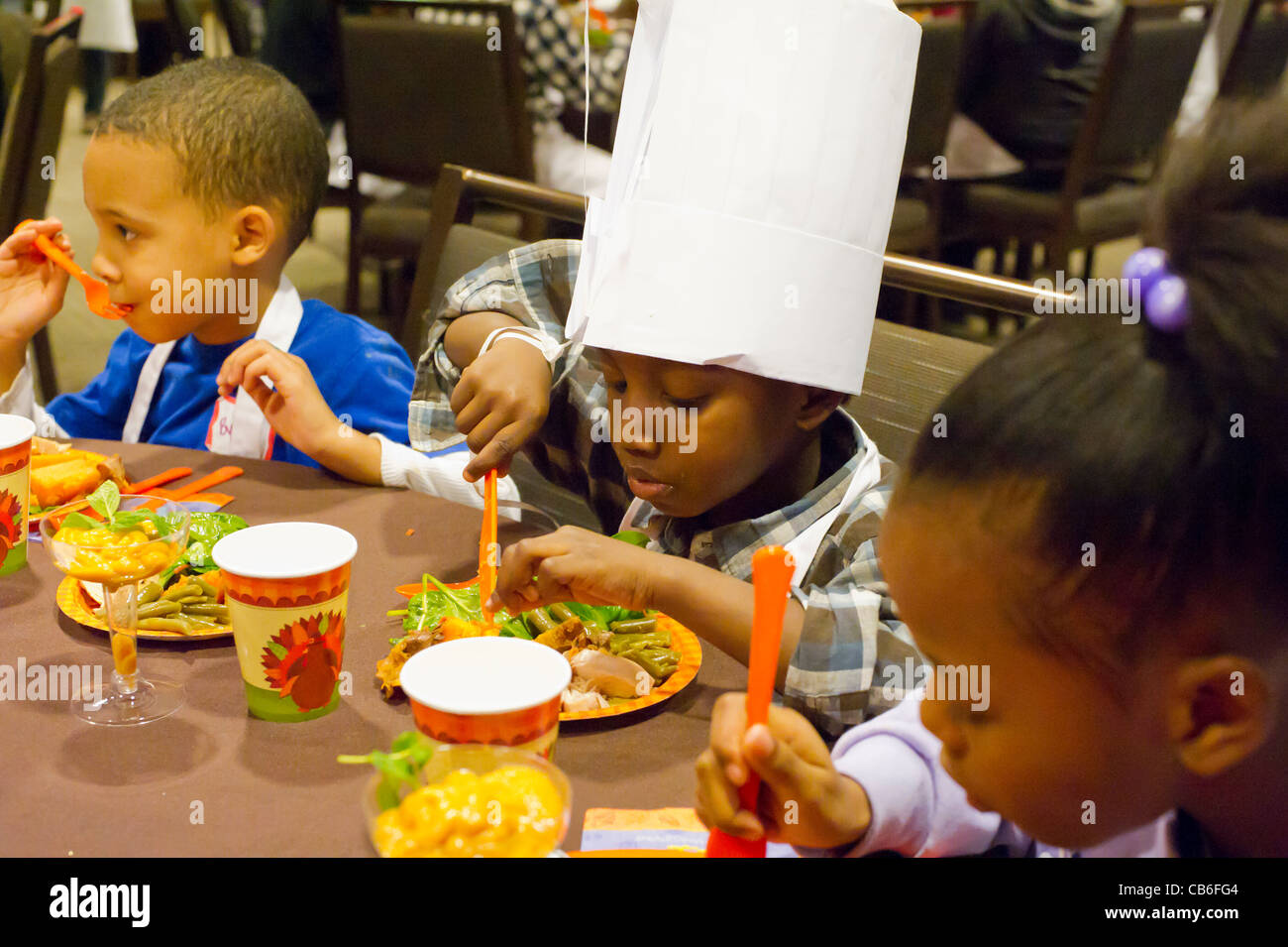 Les enfants préparent un dîner de Thanksgiving dans Midtown à New York Banque D'Images