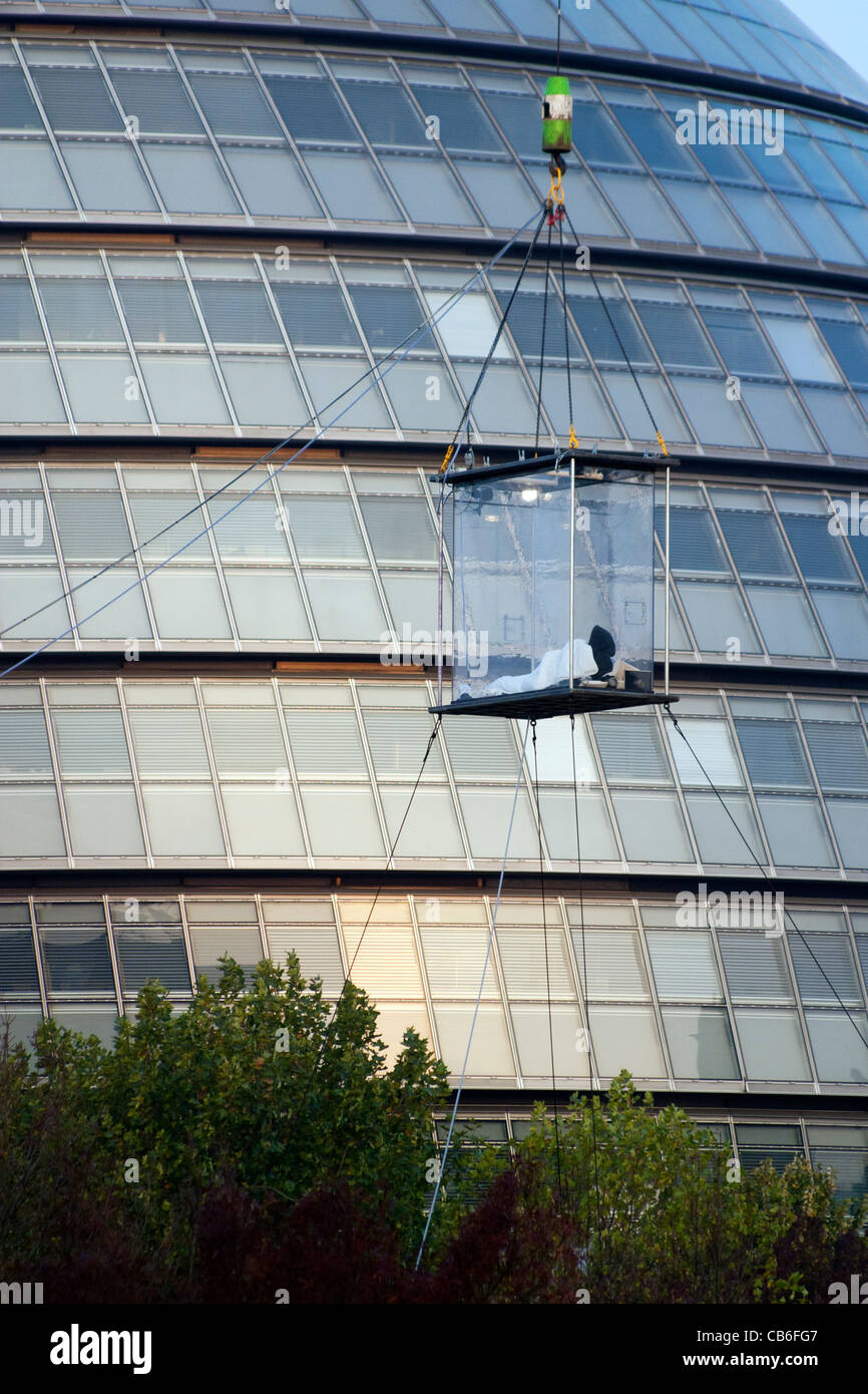 David Blaine éveillé suspendu dans sa boîte en plexiglas devant l'Hôtel de Ville London UK Banque D'Images