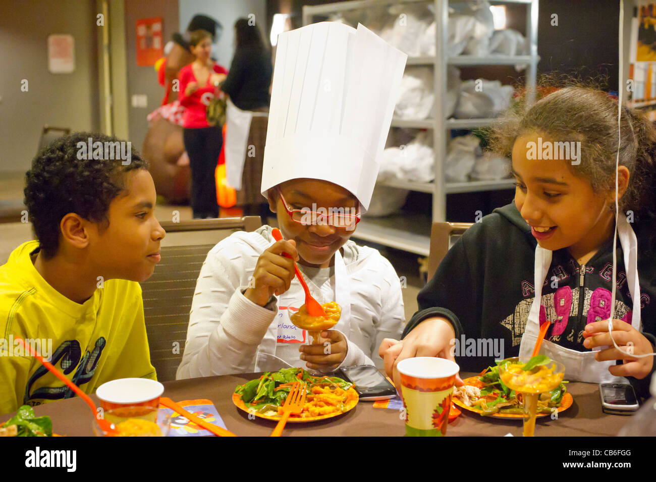 Les enfants préparent un dîner de Thanksgiving dans Midtown à New York Banque D'Images