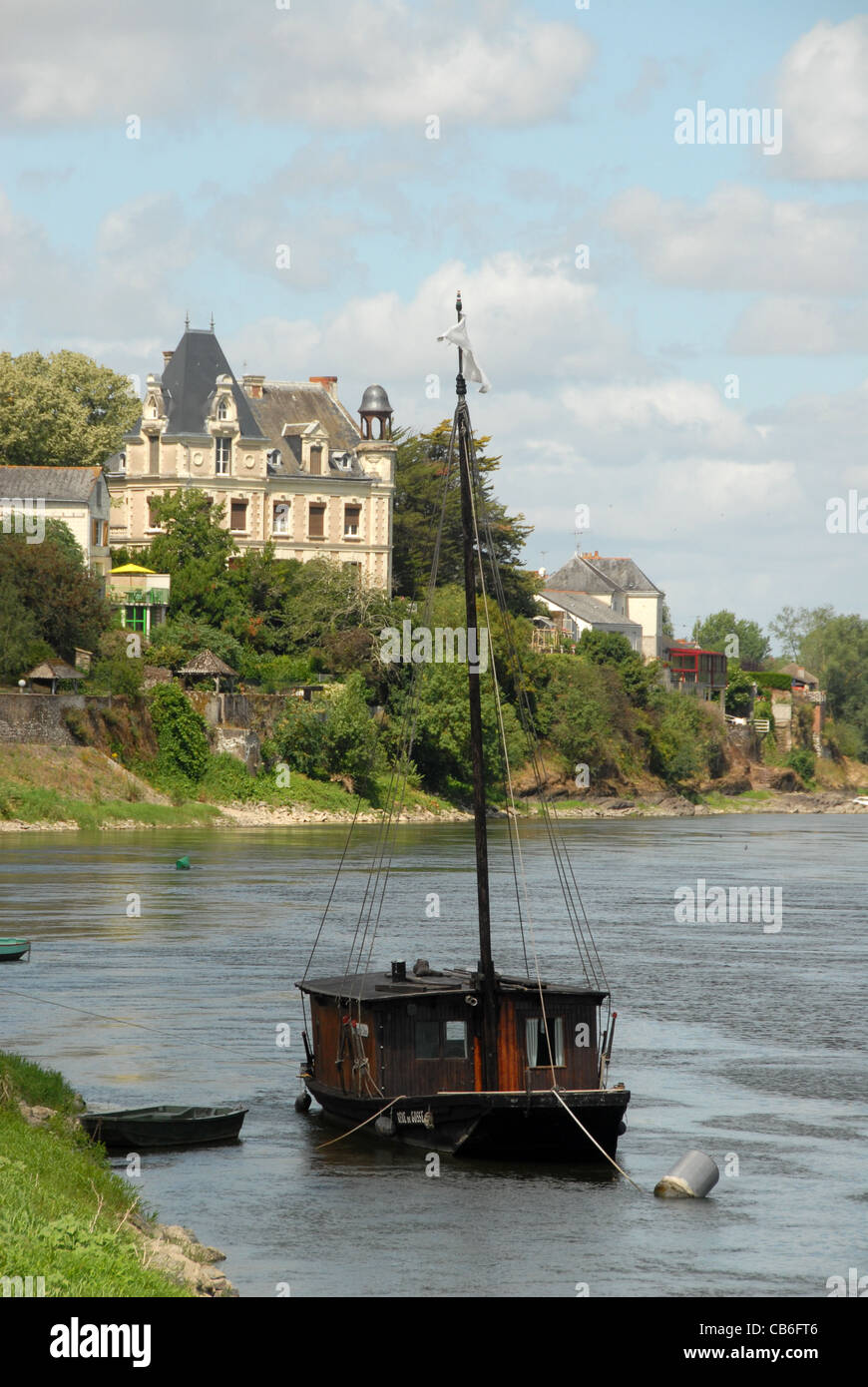 Bateau traditionnel et l'hôtel particulier sur les rives de la Loire à quai Gambetta, Chalonnes-sur-Loire Banque D'Images