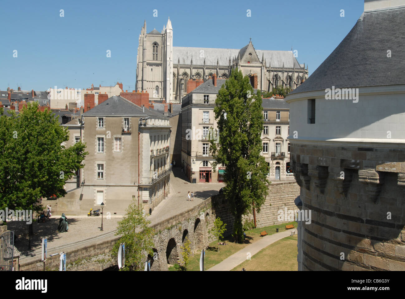 Vue du château f les ducs de Bretagne vers la Cathédrale de St-Pierre-et-Paul à Nantes, Pays de la Loire, France Banque D'Images