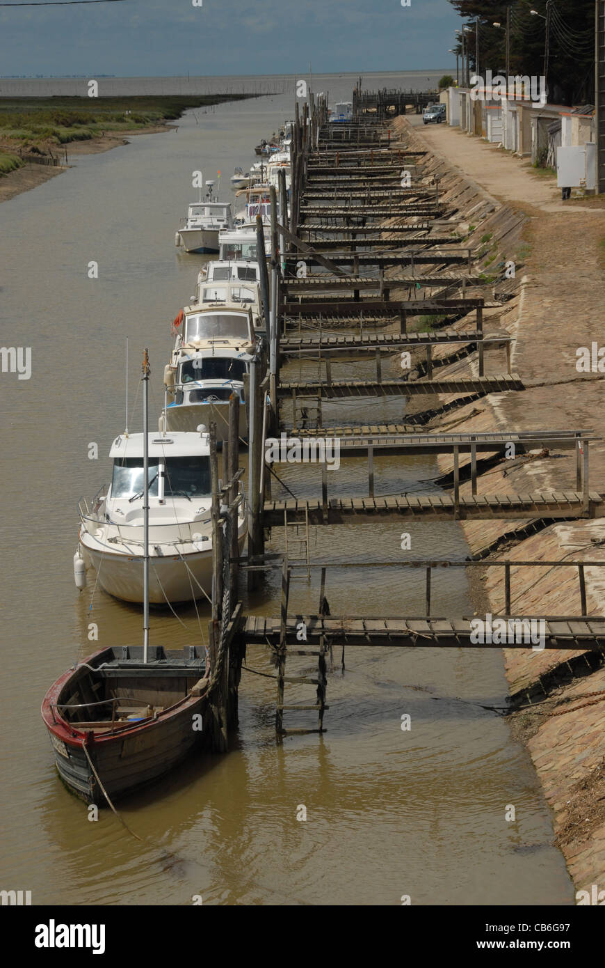 Les bateaux de pêche et yachts amarrés dans le port de collet dans le marais Breton de la Loire-Atlantique dans les pays de la Loire, France Banque D'Images