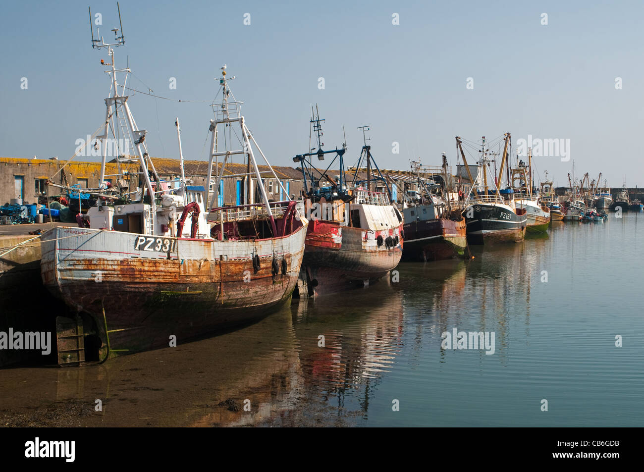 Le port de Newlyn et pêche Chalutiers amarrés à Cornwall Banque D'Images