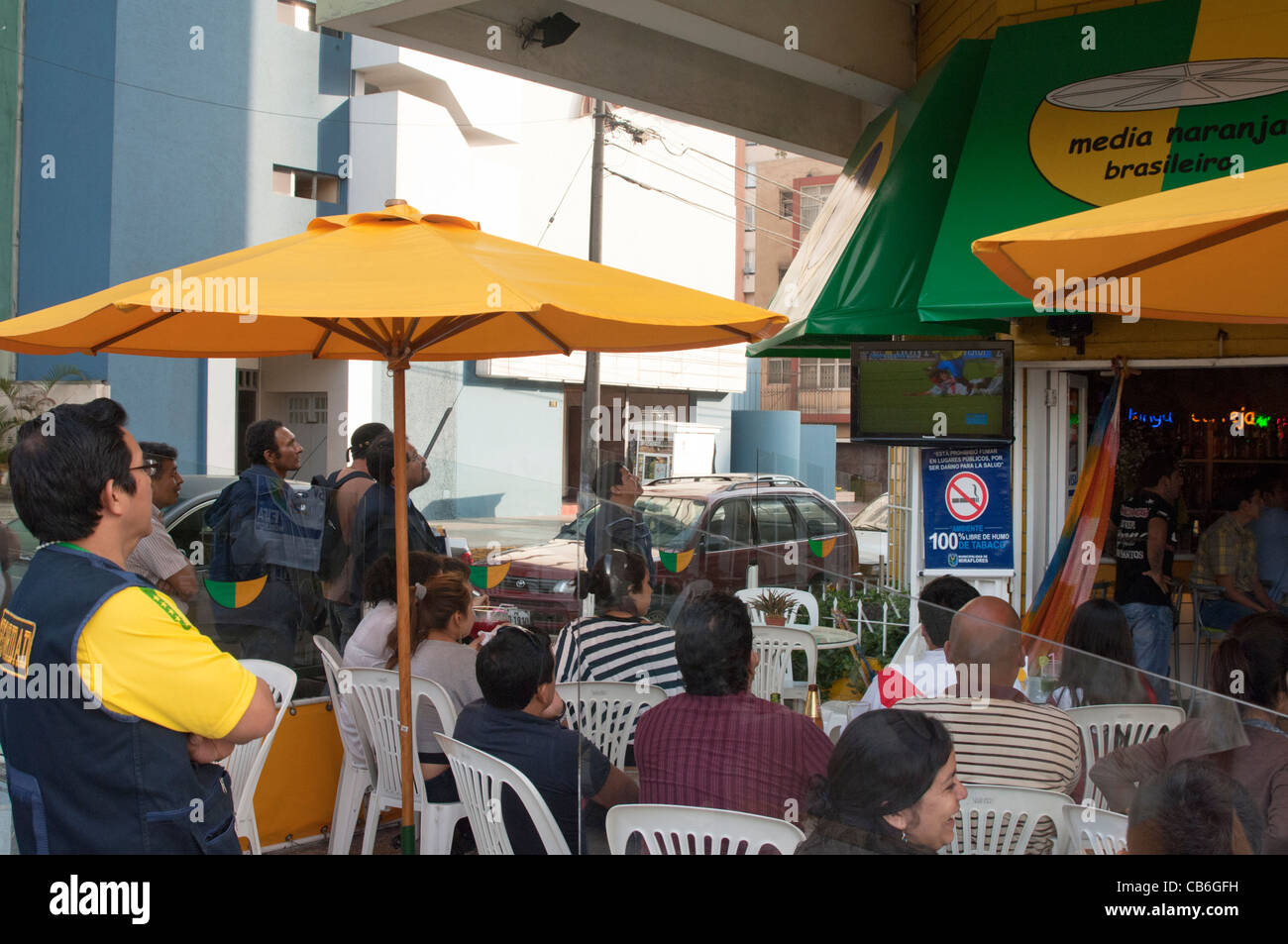 Regarder un match de foot football dans un café brésilien à Lima Banque D'Images