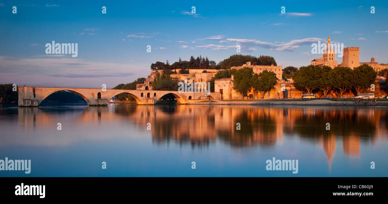 Pont St Bénézet sur le fleuve Rhône avec le Palais des Papes, Avignon Provence France Banque D'Images