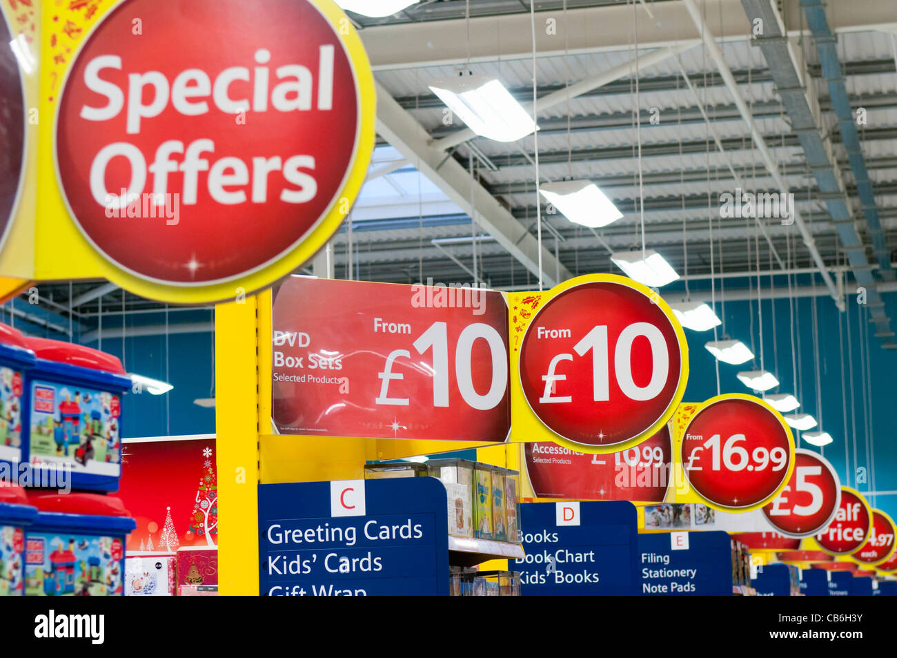 Offres spéciales la publicité des signes à l'intérieur d'un magasin Tesco Banque D'Images