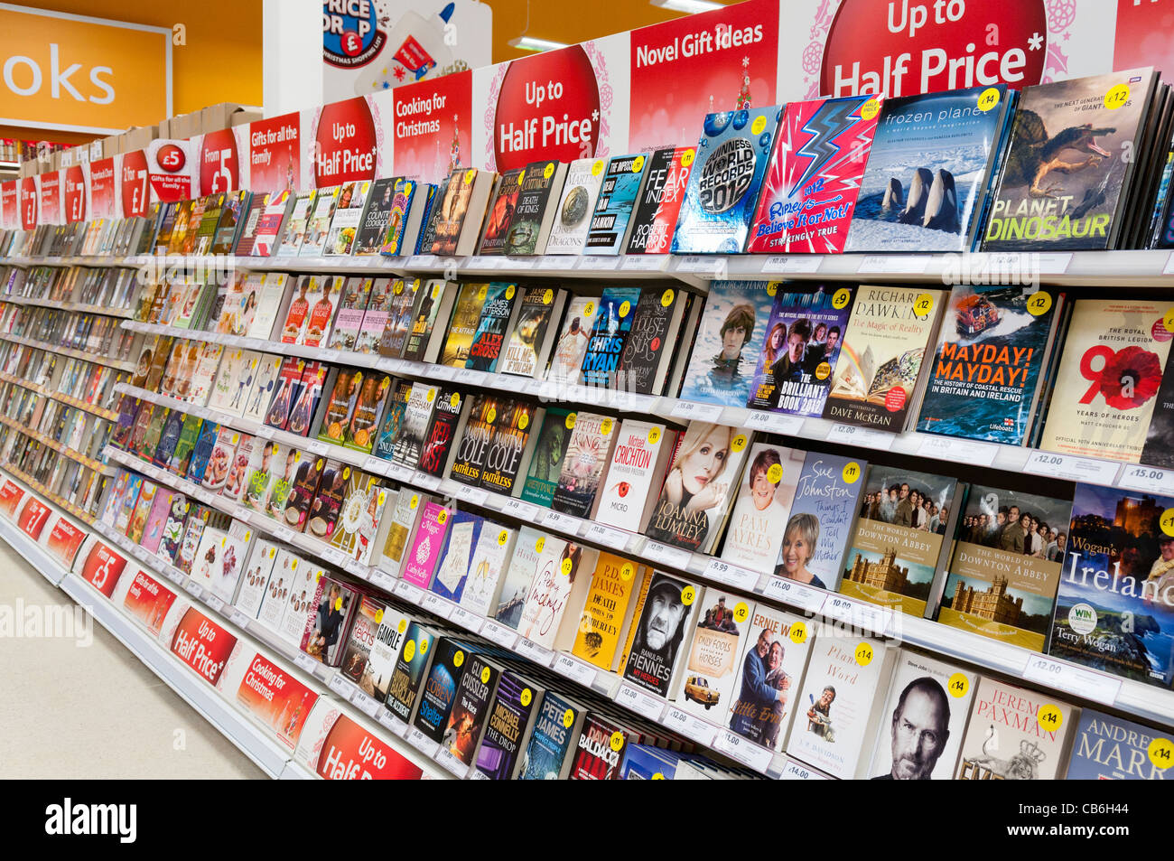 Livres en vente sur des étagères dans un magasin Tesco Banque D'Images