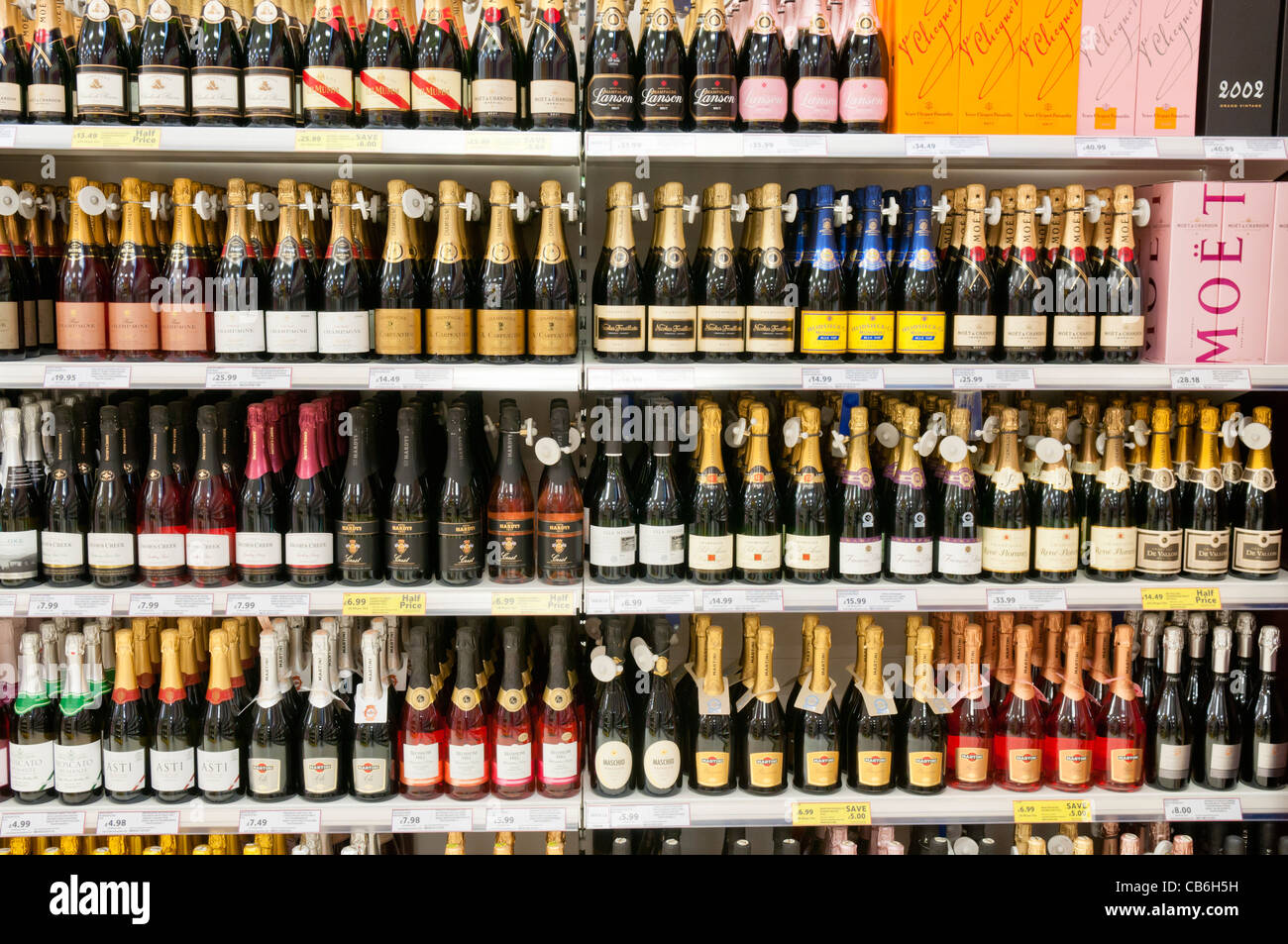 Champagne sur les étagères de l'off-licence ministère d'un magasin Tesco y compris Moet et Chandon, Lanson, Mumm, Chignot, Carpentier, Heidesck, Hardy's. Banque D'Images