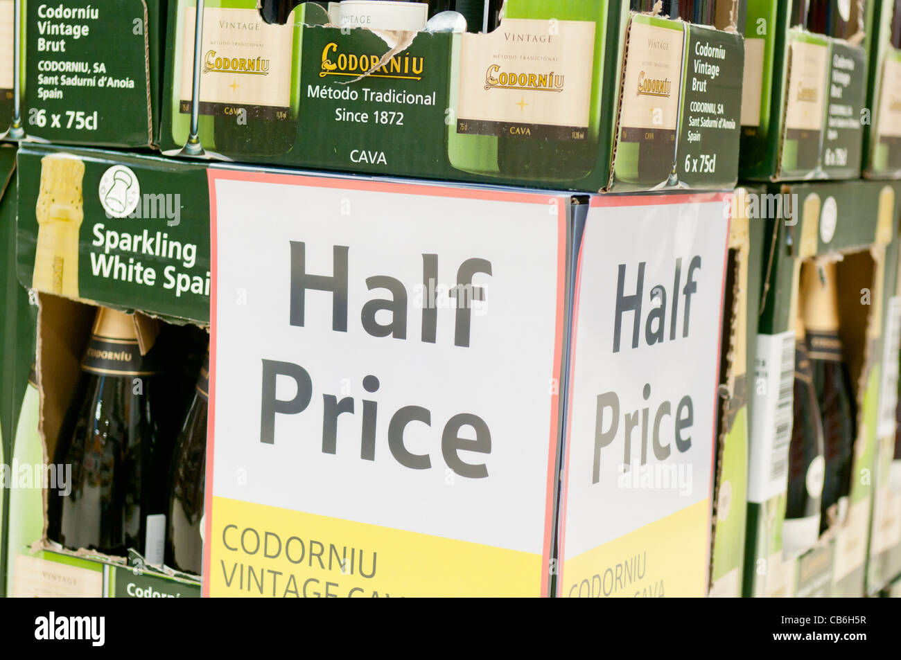 Offre à moitié prix sur le vin dans un supermarché Tesco Banque D'Images