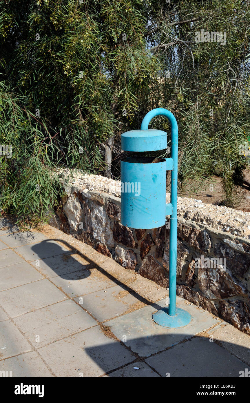 Poubelle bleue dans la rue, Arad, Israël, Asie, Moyen Orient Banque D'Images