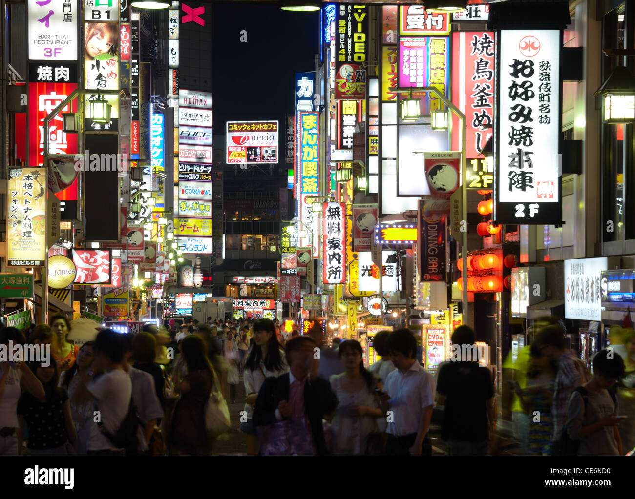 Le Kabuki-cho est le Redlight et de divertissement de Tokyo, Japon. Banque D'Images