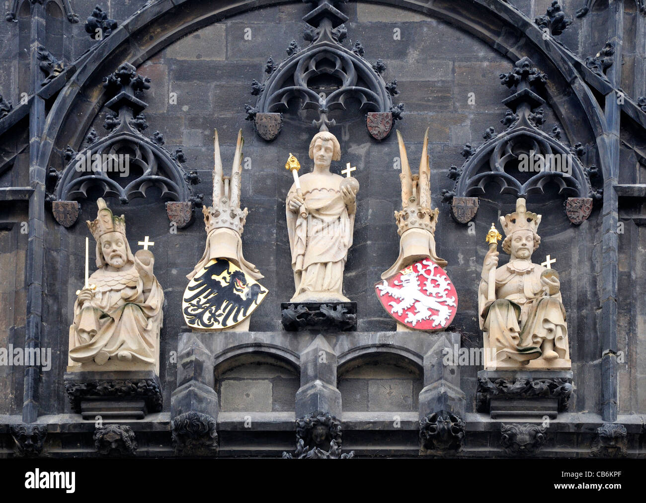 Prague, République tchèque. Détail de nouvelles statues de remplacement sur la façade nord de la tour du pont de la Vieille Ville Banque D'Images