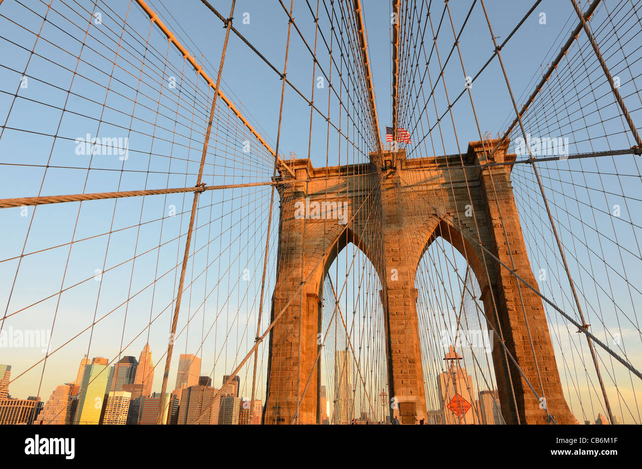 Passerelle sur le pont de Brooklyn à New York. Banque D'Images Passerelle sur le pont de Brooklyn à New York. Banque D'Images