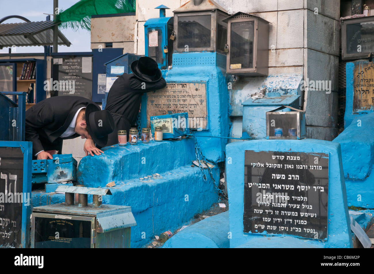 Deux juifs orthodoxes priant sur pierre tombale de célèbre kabbaliste, Safed, Tzfat, Israël, Asie, Moyen Orient Banque D'Images