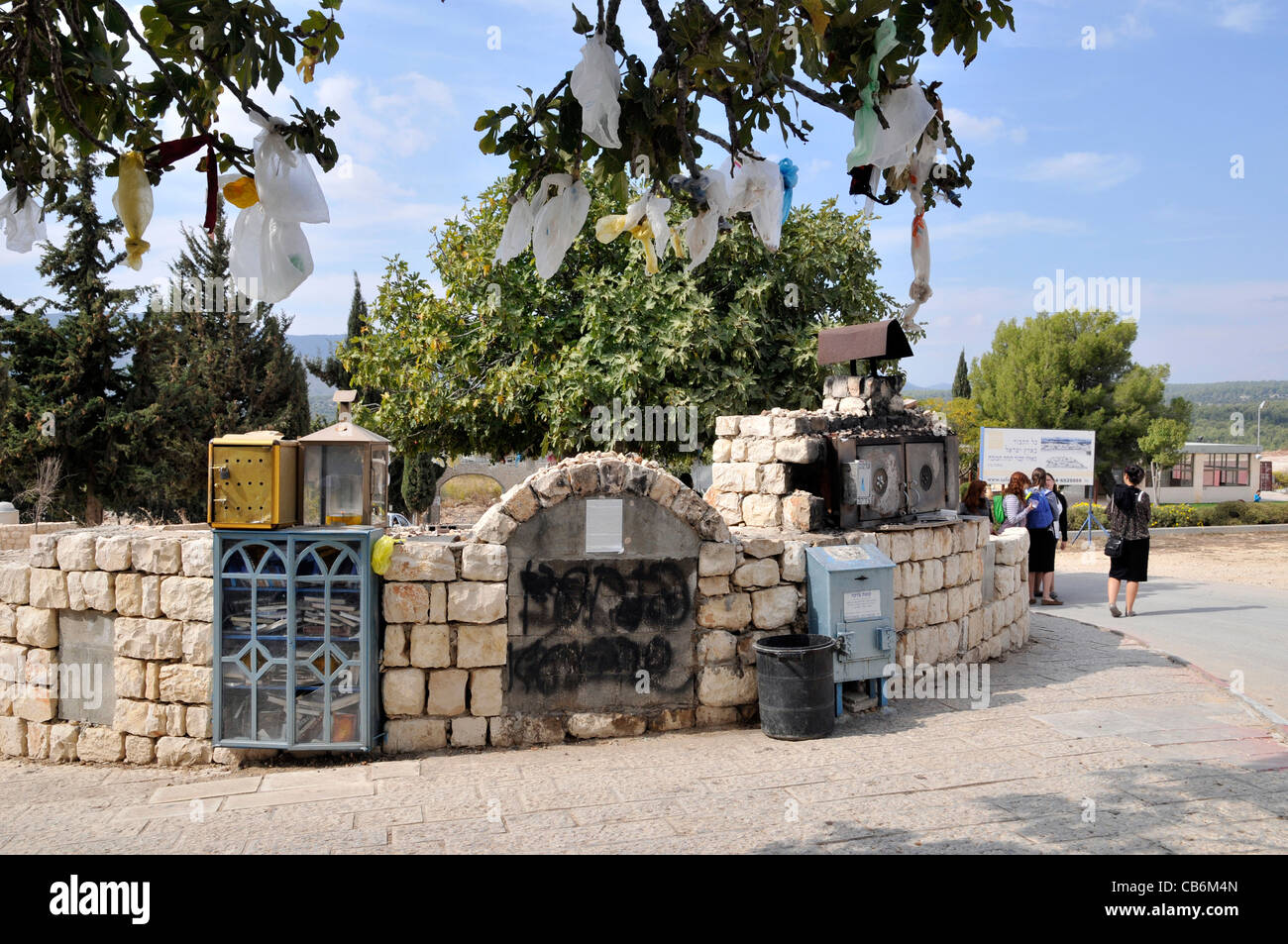 Les jeunes pèlerins près de partie spéciale de l'ancien cimetière juif de Safed, Tibériade, Israël,Tzfat, Asie, Moyen Orient Banque D'Images