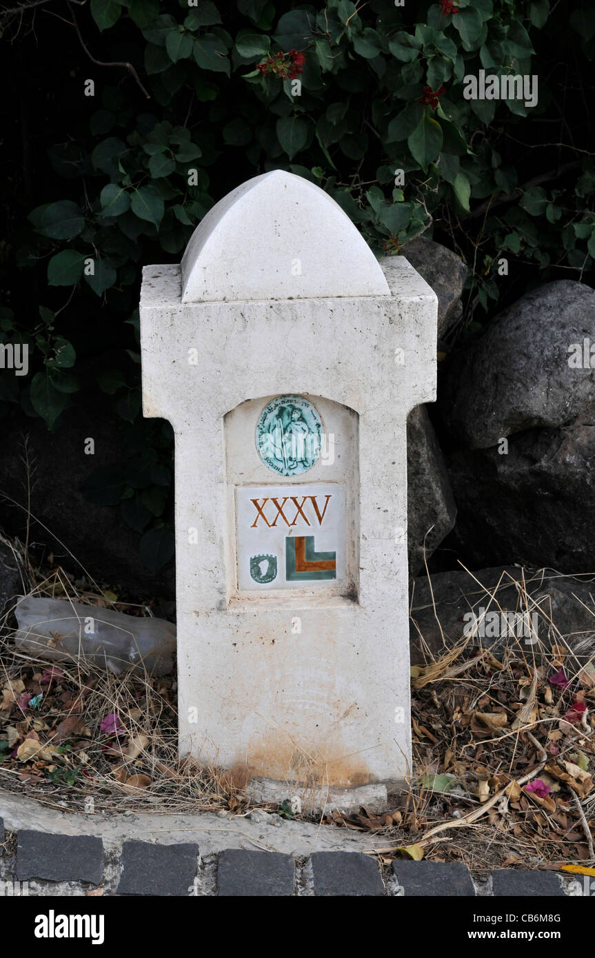 Signe informatif sur la route près de l'église de Tabgha La multiplication,Galilée, Israël, Asie, Moyen Orient Banque D'Images