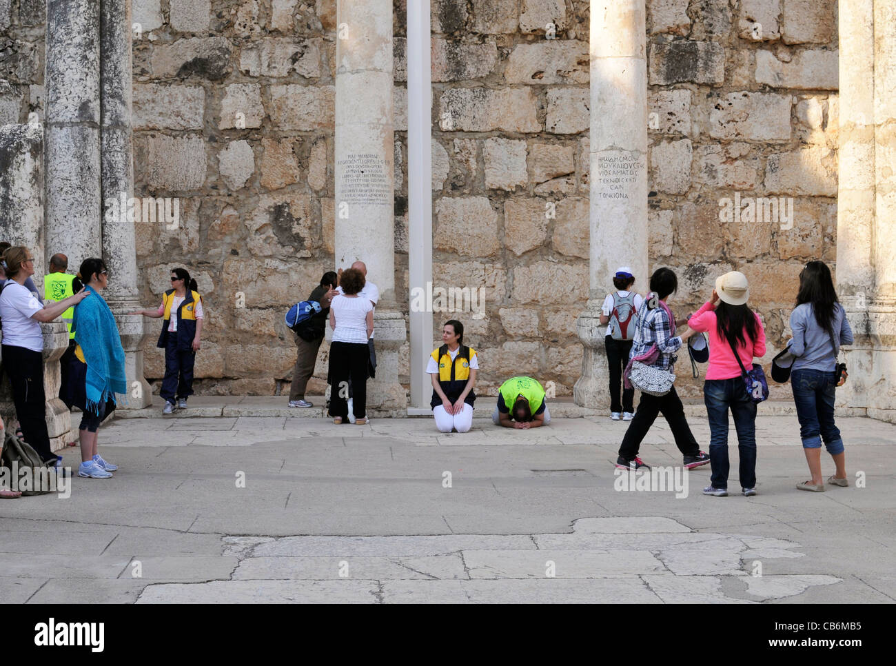Deux personnes priant en ruines de 4e siècle synagogue,Capernaüm, Galilée, Israël, Asie, Moyen Orient Banque D'Images